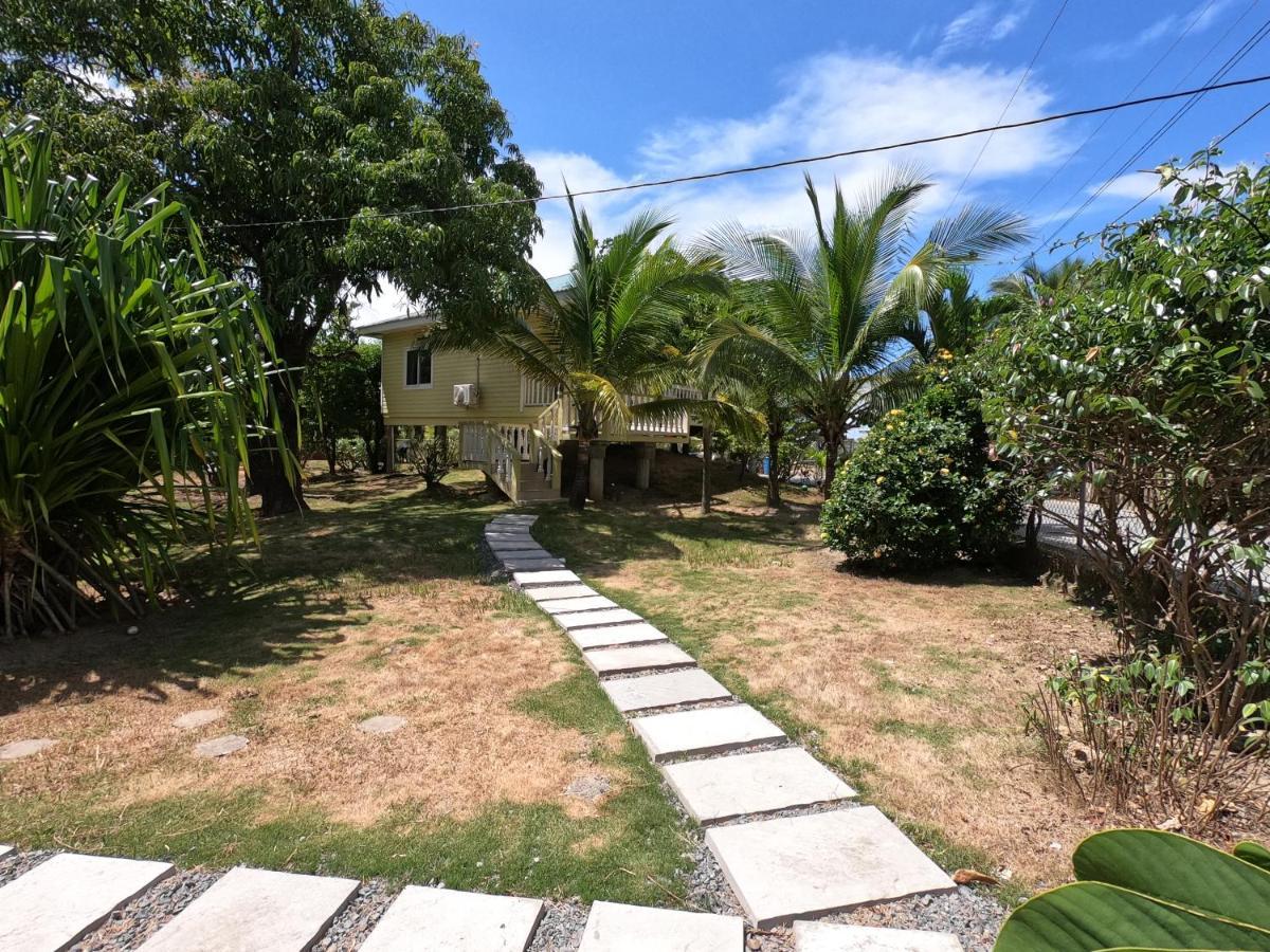 Single-Family Home With Gated Tropical Yard West End Esterno foto