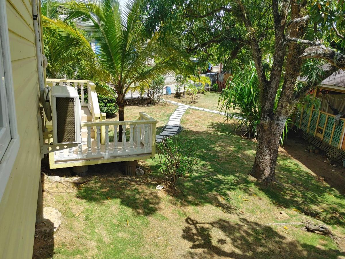 Single-Family Home With Gated Tropical Yard West End Esterno foto